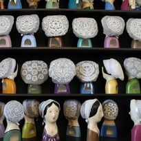 Mémoires en tissu : à la découverte des coiffes et de leurs secrets