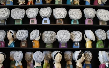 Mémoires en tissu : à la découverte des coiffes et de leurs secrets