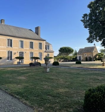 Visite guidée d'un ensemble architectural résidentiel et agricole typique mais rare du XVIIIème siècle dans le Maine.