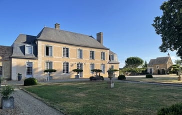 Visite guidée d'un ensemble architectural résidentiel et agricole typique mais rare du XVIIIème siècle dans le Maine.